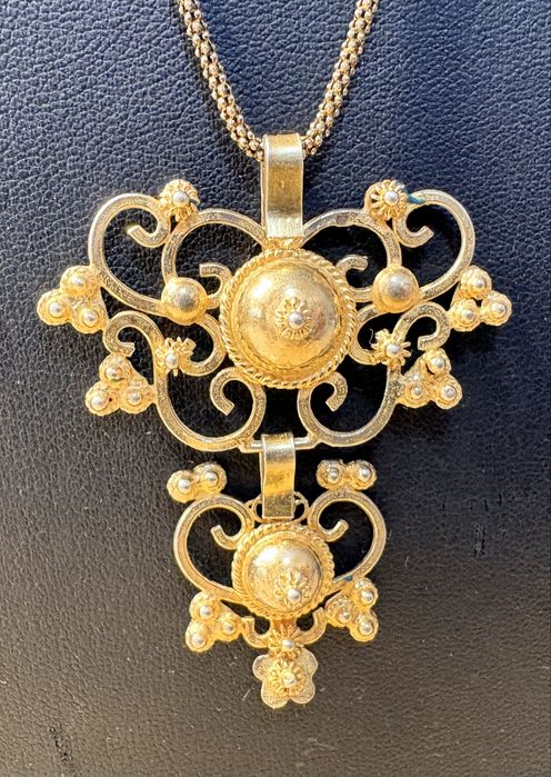 Lindissimos antigos colares vintage em prata contrastada e dourada