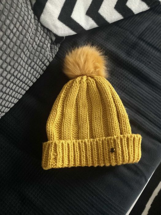 Żółta czapka Sinsay z dzianiny z pomponem z warkoczowym splotem