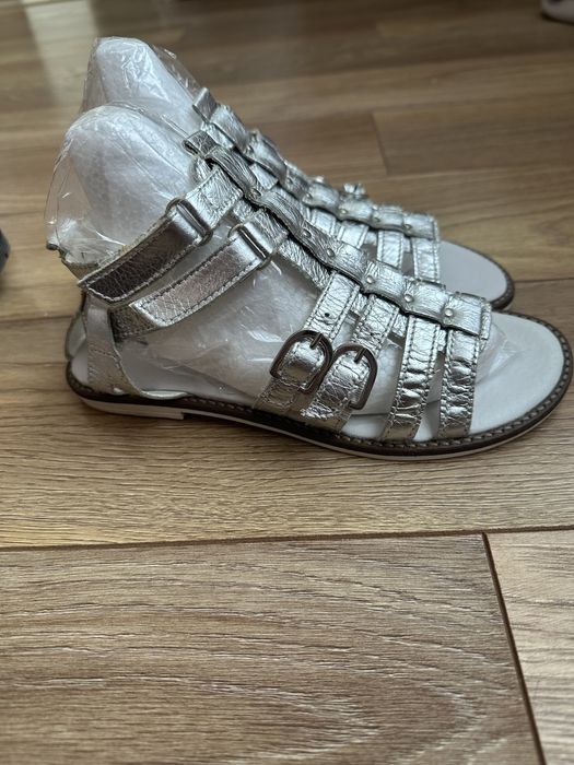 Сандалі дівчачі срібні, шкіряні нові!