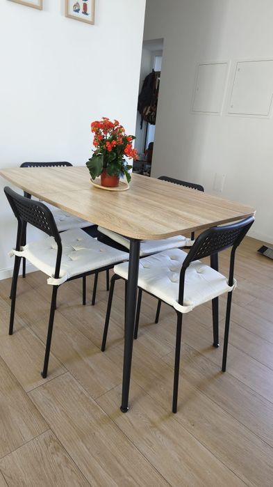 Mesa extensível ( 4 ou 6 lugares) com cadeiras