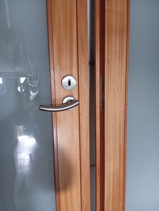Porta dupla ao teto articular