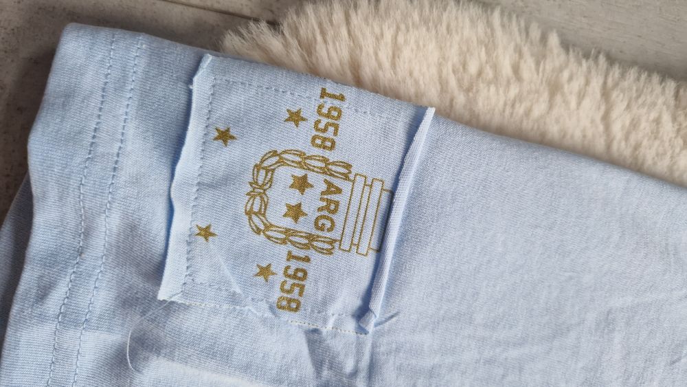 Męska koszula w kolorze niebieskim ze złotymi elementami r. S