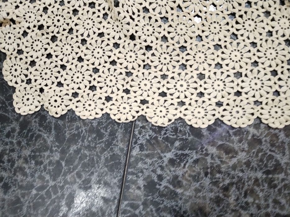 Saia de camilha em renda creme.