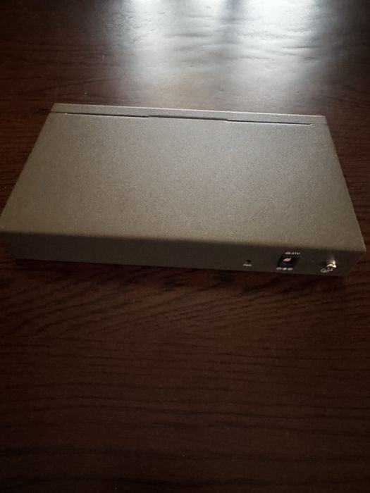 PoE комутатор Tenda TEF1110P-8-63W