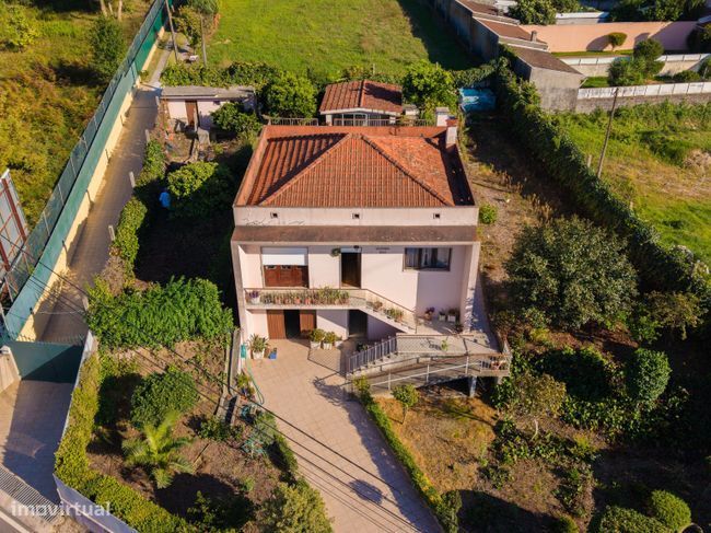 Moradia Individual T4 com Terreno de 900 m² em Lago, Amares