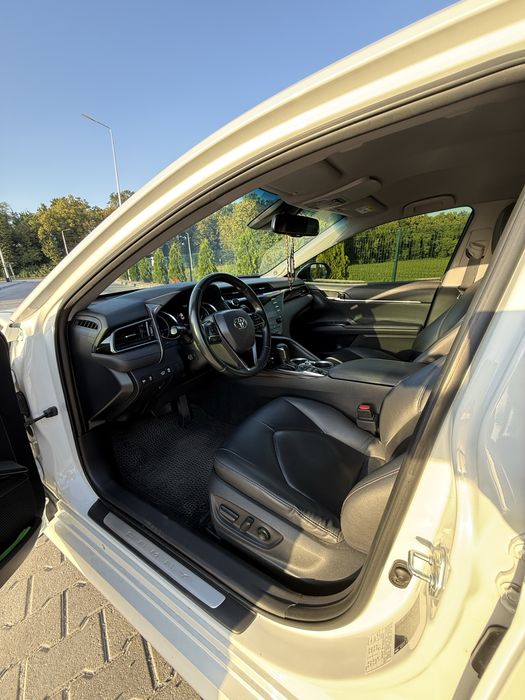 Продам офіційну Toyota Camry Hybrid 2019 року у максимальній комплектації Premium Plus