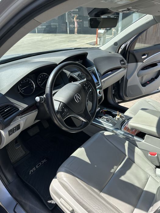Acura MDX 2015 р, крутий сімейний кросовер