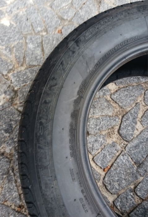 Vendo pneus semi-novos 225/60/15 Bridgestone
