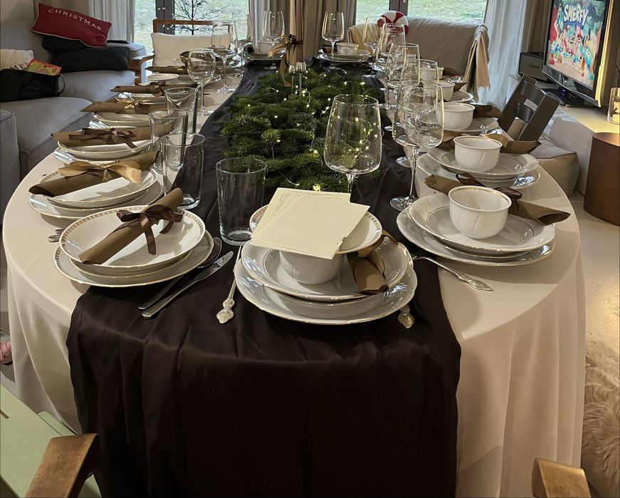 Ogromny duży drewniany rozkładany stół