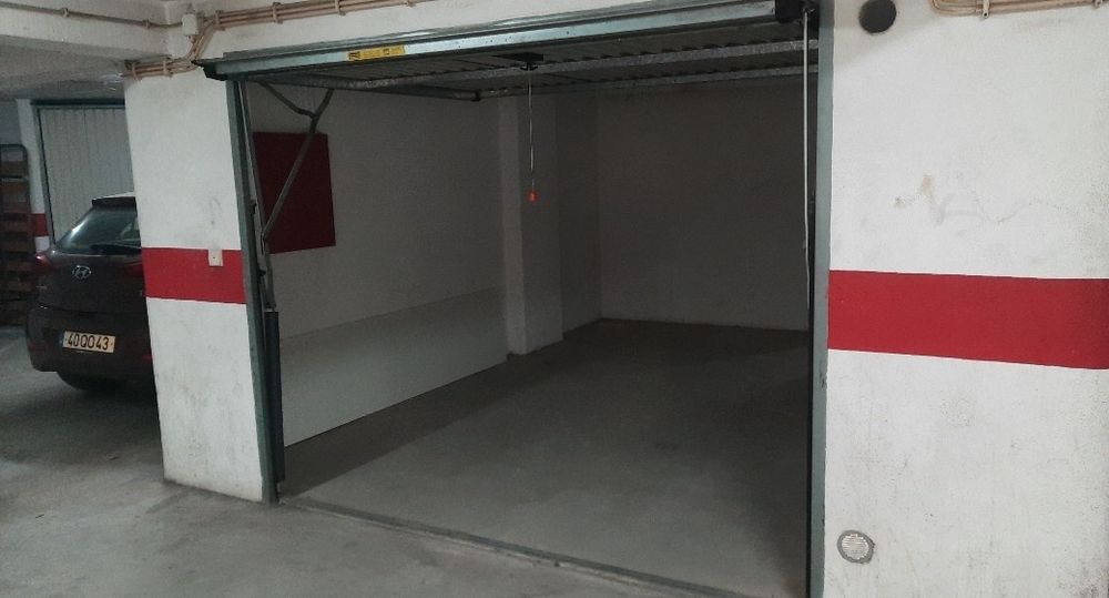 Garagem Box Fechada com Portão Automático e Eletricidade – Rio de Mouro