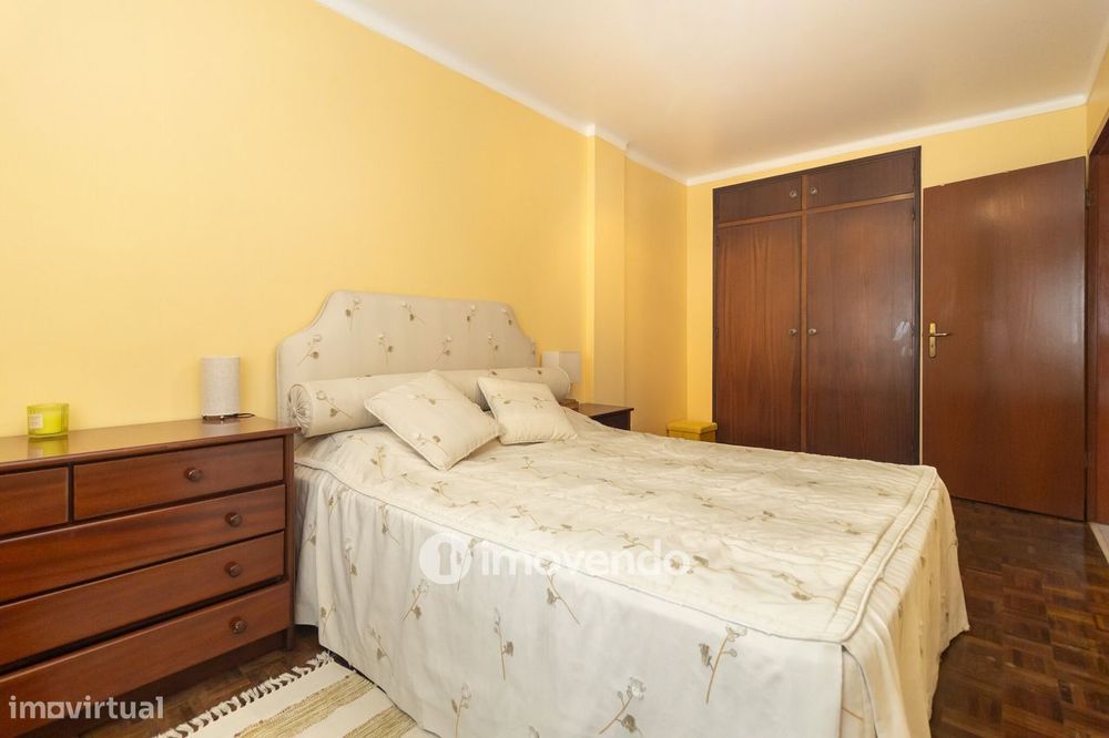 Apartamento T2 com áreas generosas e varanda, em Setúbal
