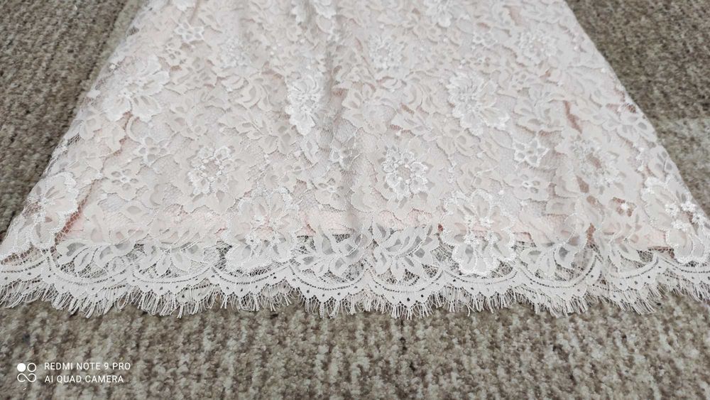 Нарядное кружевное платье.