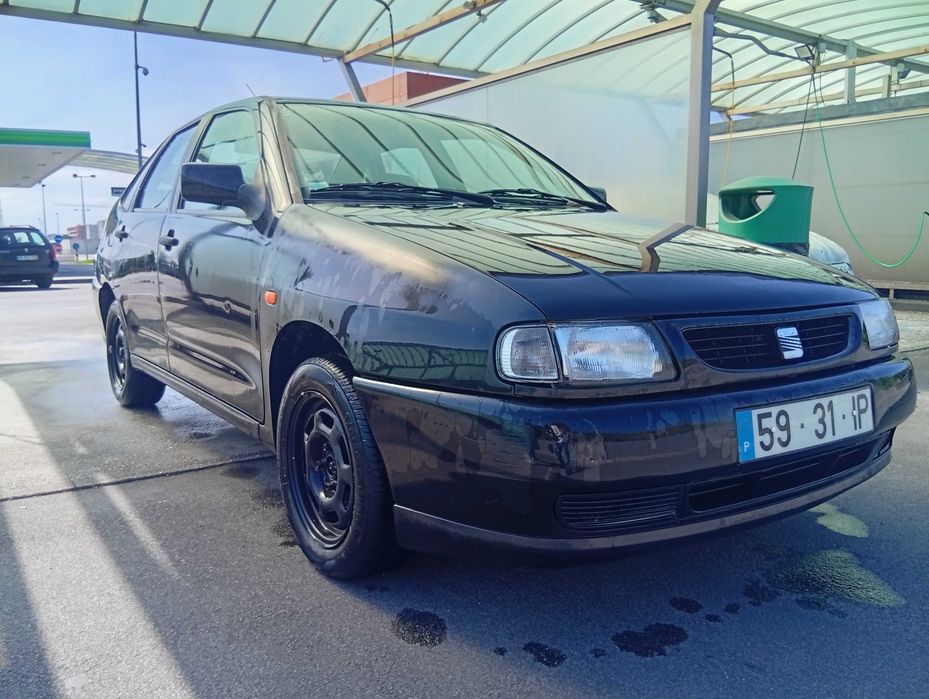 Estou a vender um SEAT Córdoba de 1997, ideal para quem procura um carro económico, simples de mante