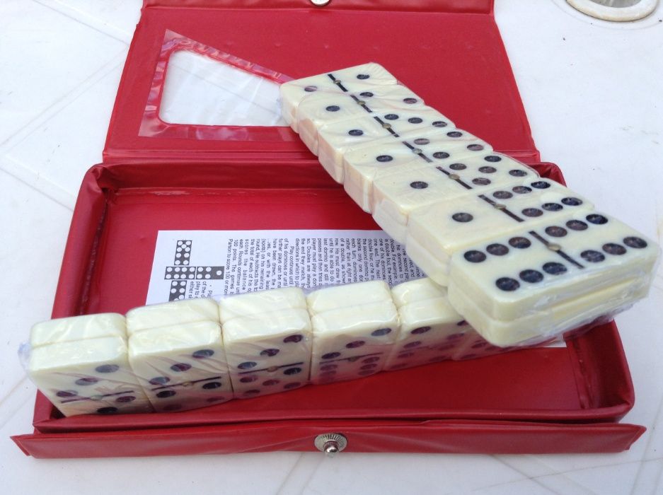 DOMINÓ - Jogo de mesa - 28 peças Completo - NOVO - cada 5 €