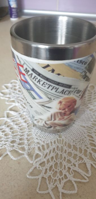 Kubek termiczny w środku metalowy