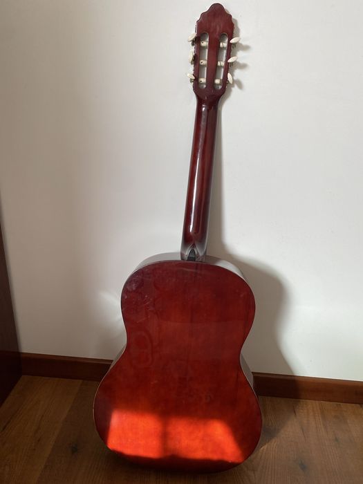 Guitarra Clássica em Bom Estado – Pronta a Tocar