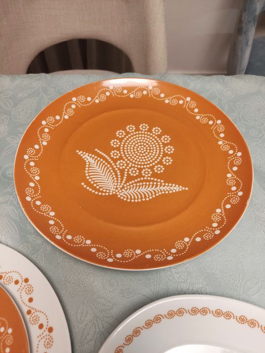 Serviço de 8 pratos de jantar e sobremesa e duas travessas da SPAL