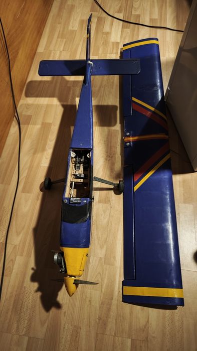 2 x aviões RC + drone + carro a gasolina + material