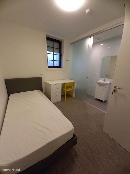 Quarto - localizado em Paranhos Porto