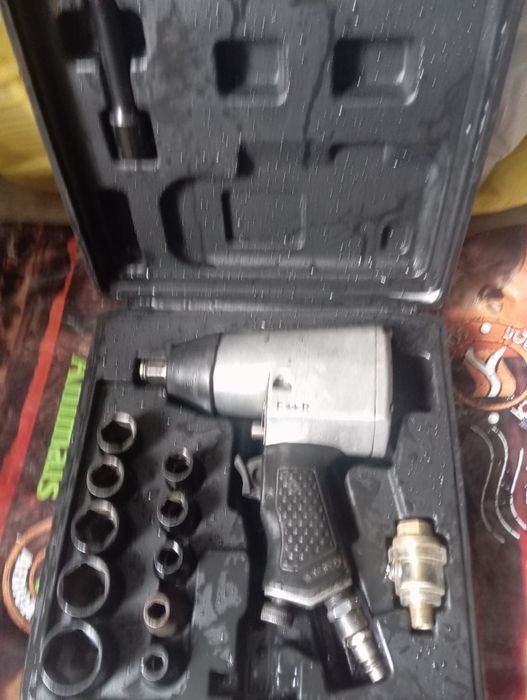 Пневмогайковерт  в рабочем состоянии с головками