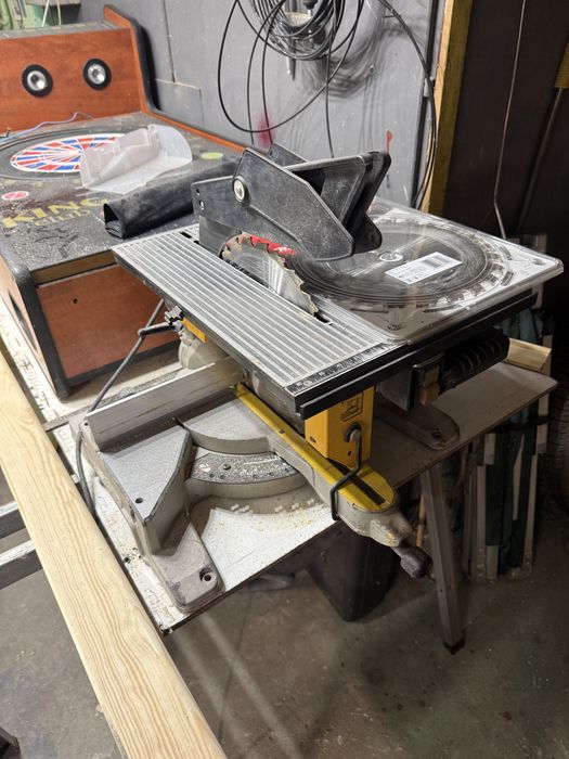 Piła ukośnica DEWALT DW711-QS