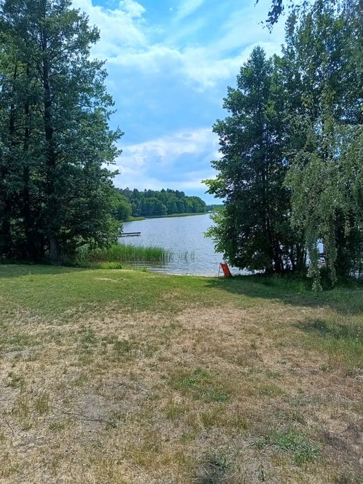 Pole namiotowe, kampingowe, kamperowe nad jeziorem