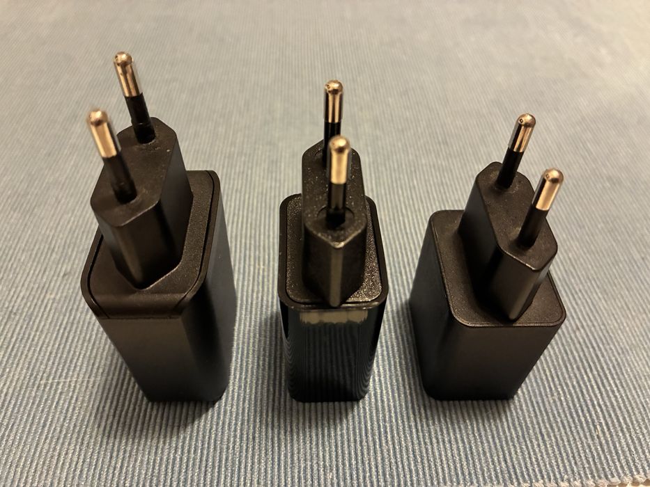 Trzy kostki zasilające/ładowarki USB-A