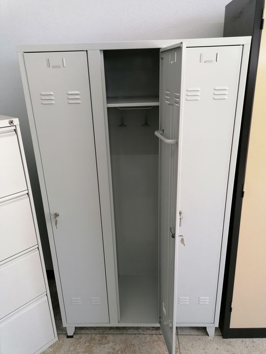 Armário, cacifo, roupeiro acabados de pintar