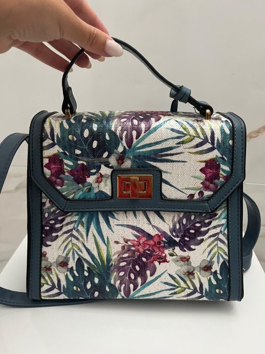 Mala azul com padrão floral como nova , da para usar na mão ou a tira-colo