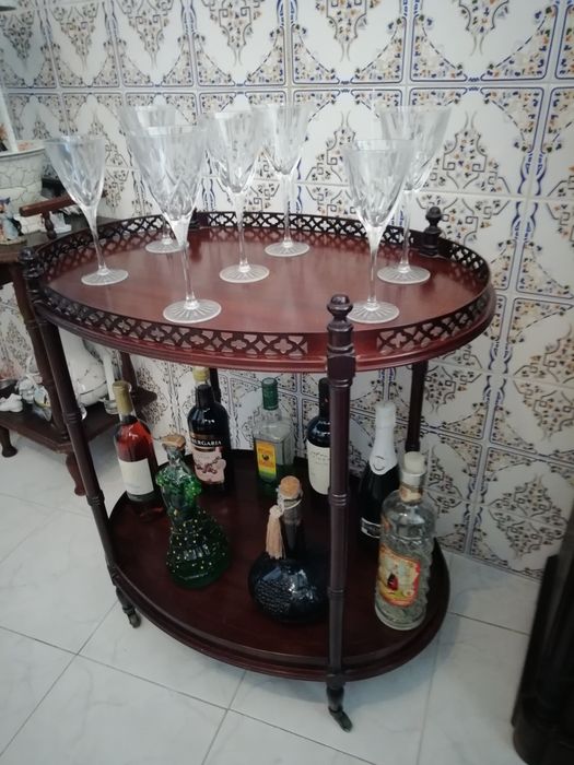 Bar Antigo C Rodas e Mesa de Apoio