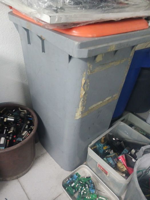 Caixote lixo grande com rodas traseiras e tampa laranja