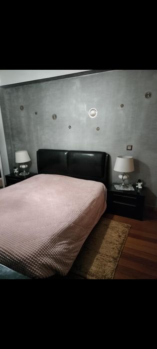Cama de casal+ cómoda e mesas cabeceira