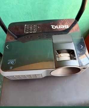 Excelente Projector BenQ MS513