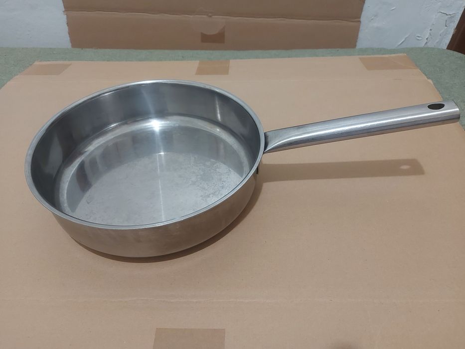 Frigideira inoxidável IKEA 365. Diâmetro 24cm, Altura 7cm.