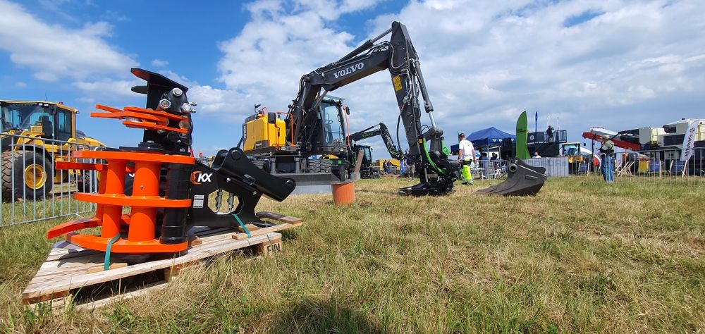 Głowica ścinkowa do drzewa z kolektorem pakietującym do koparki VOLVO