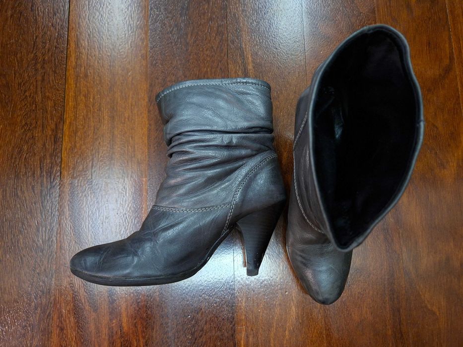 Botins cinzentos em pele de tacão alto