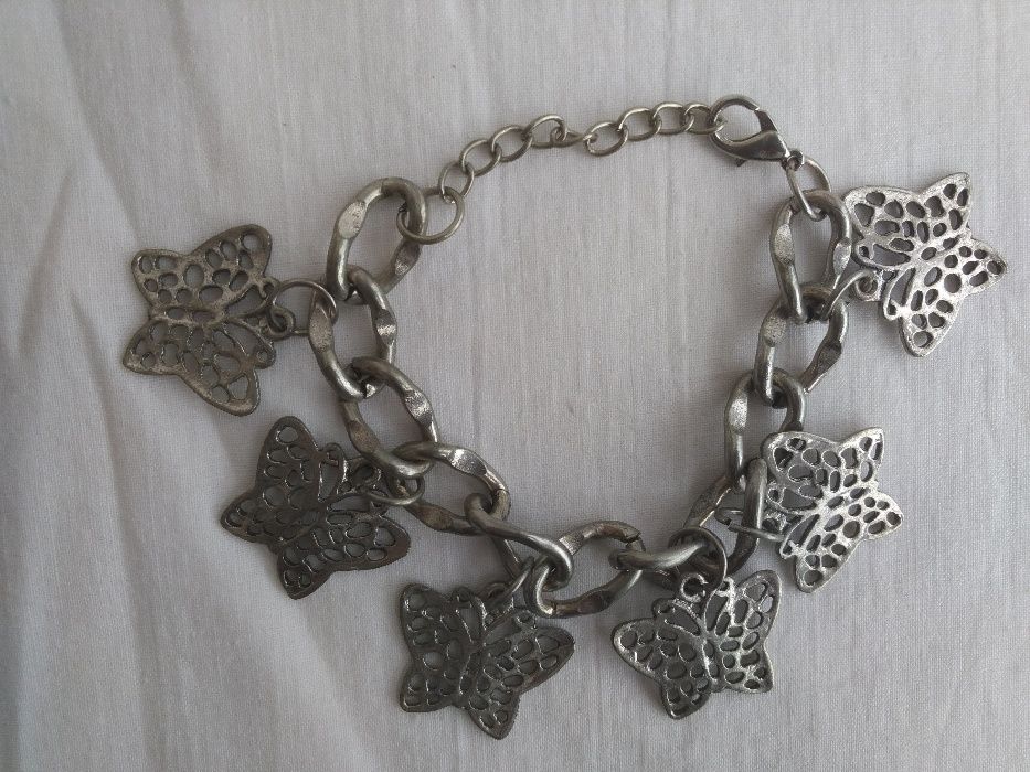Pulseira prateada com borboletas