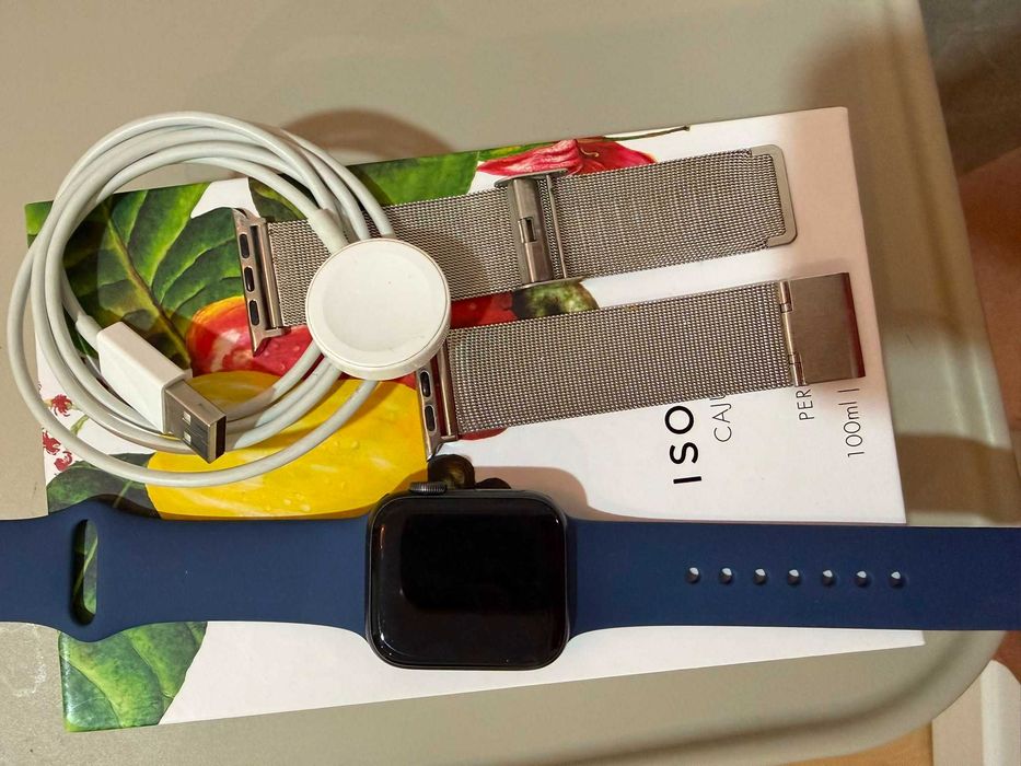Apple Watch Series 6 40mm GPS Space Gray + 2 Braceletes e Carregador