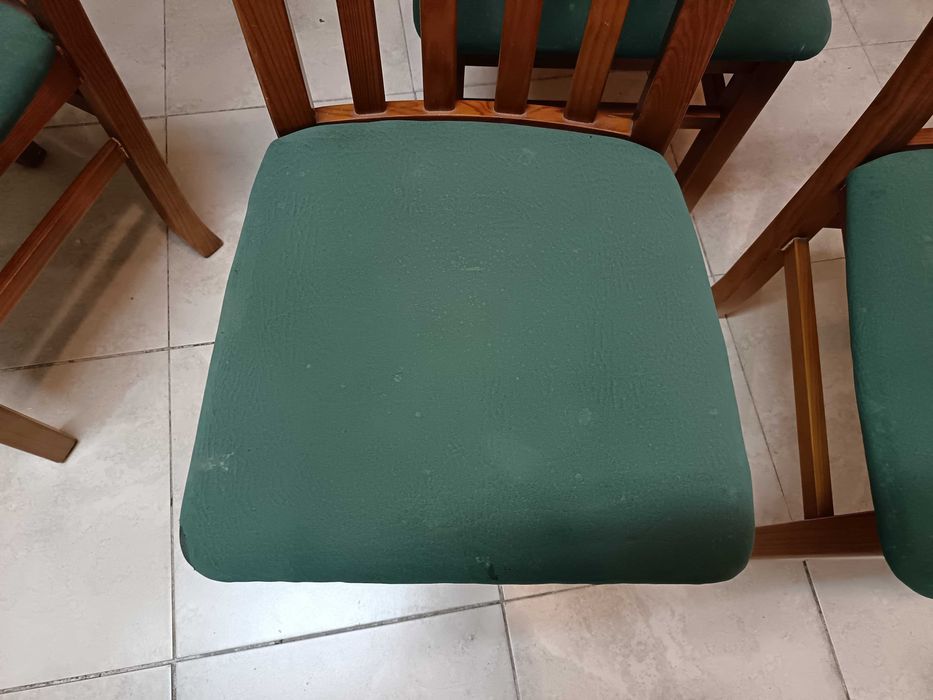 Mesa de jantar mais 4 cadeiras