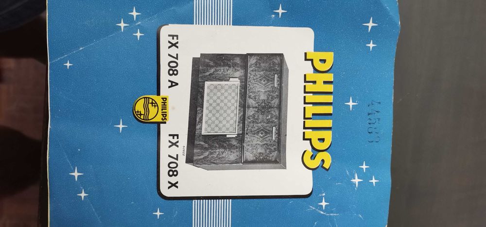 Móvel com gira-discos e rádio antigo