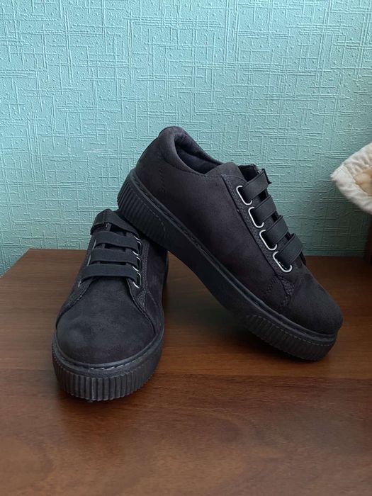 Жіночі кросівки.