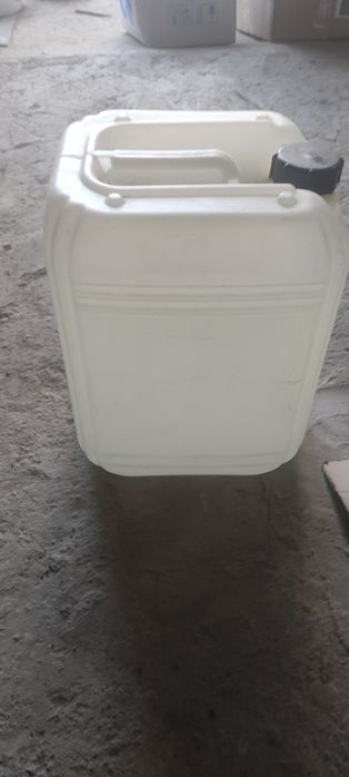 Пластикові каністри