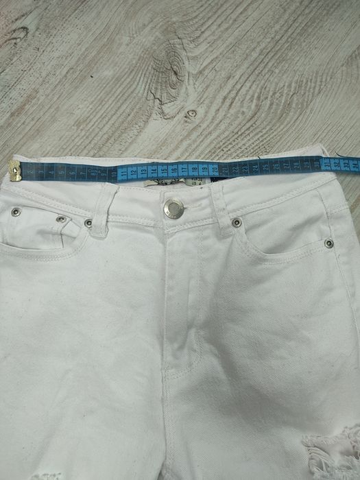 Boohoo 36 S spodnie damskie rurki skinny biale jeansy dżinsowe dziury