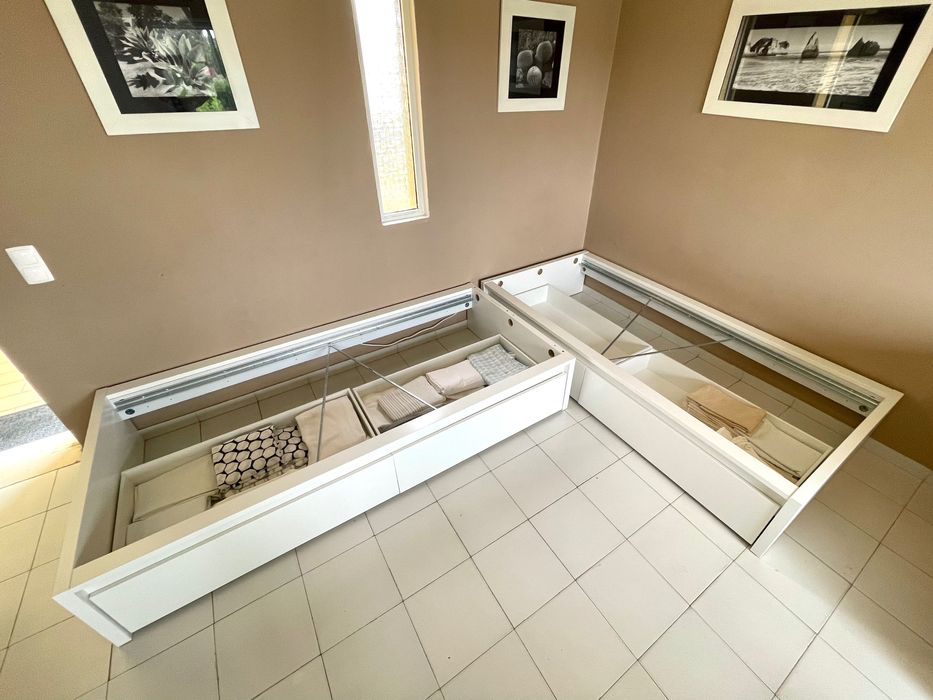 Duas camas Individuais uma pessoa 90x200
IKEA com caixas de arrumações