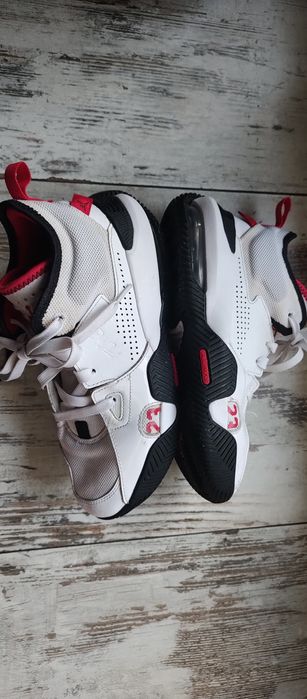 Jordan Stay Loyal 2 w kolorze białym z czarnymi i czerwonymi 37,5