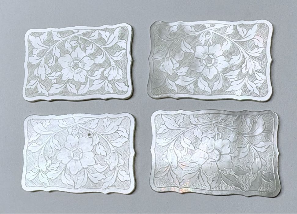 Conjunto de 4 antigas fichas de jogo em madrepérola com gravação heráldica de 1890