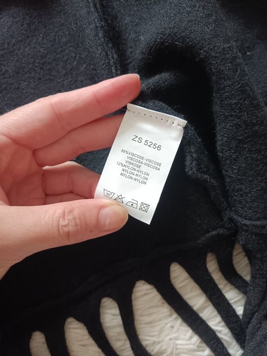 Czarna narzutka, ponczo, oversize, z frędzlami