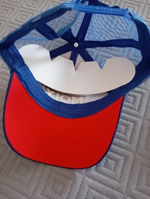 Vendo  dois Bonés  / Novos.