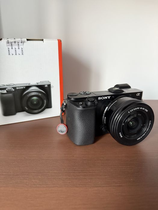 Sony a6100 com lente E PZ 16-50mm F3.5-5.6 + extras