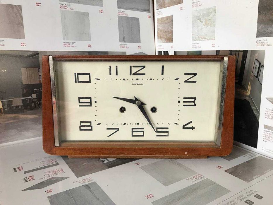 Часы антикварные механические настольные с боем Янтарь